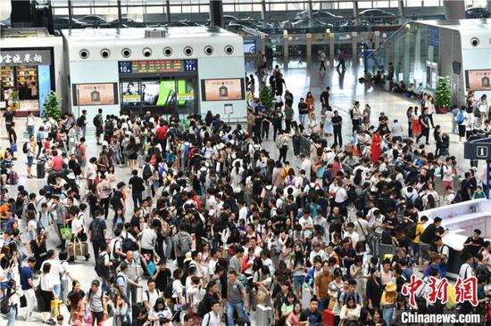 资料图:杭州东站内景。 张煜欢 摄