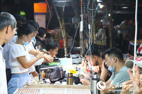 玉城直播基地内人流涌动。人民网 李发兴 摄