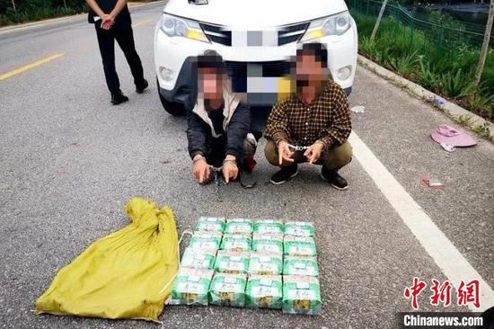 图为抓获犯罪嫌疑人及缴获毒品。普洱警方 供图