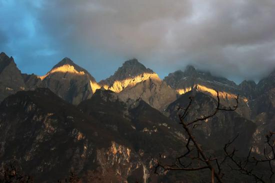 玉龙雪山夕照也是不可错过的美景。