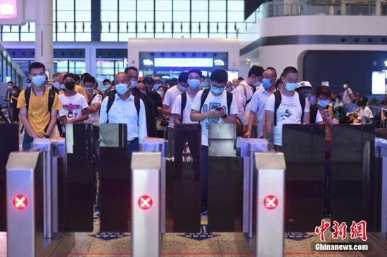 资料图:7月1日,旅客在重庆火车西站出行。 陈超 摄