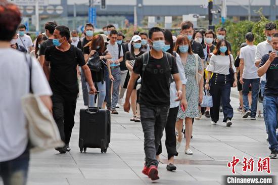 资料图:旅客乘坐列车抵达铁路上海站。 殷立勤 摄