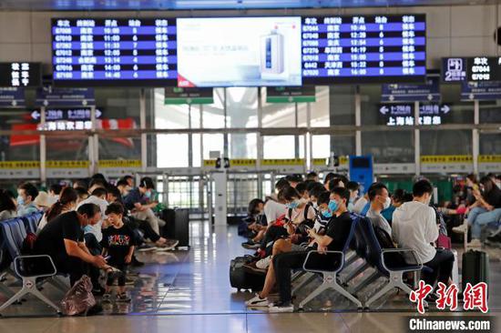 资料图:旅客在铁路上海站等待验票上车。 殷立勤 摄