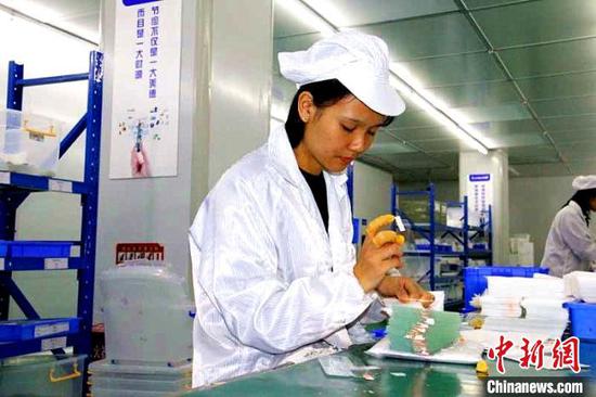 图为在以晴分校学习后,进入以晴红河科技产业园实习的学生。 受访者供图 摄