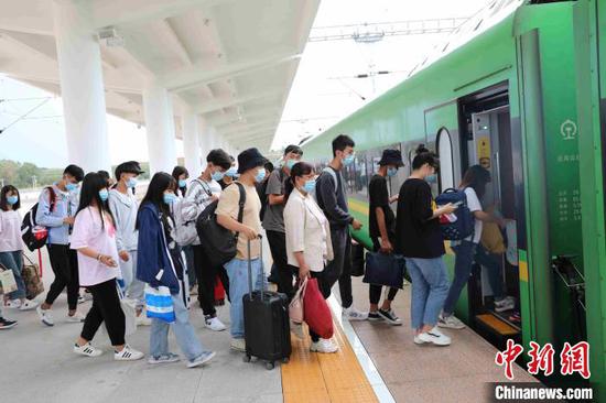 图为“超长黄金周”来云南的旅客搭乘火车出行。 周涛 摄