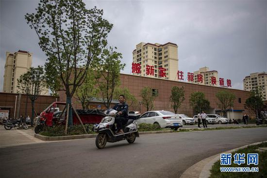 在云南省昭通市靖安新区,54岁的搬迁户吴照康主动申请担任了靖安新区“楼栋长”(8月8日摄)。 新华社记者 江文耀 摄