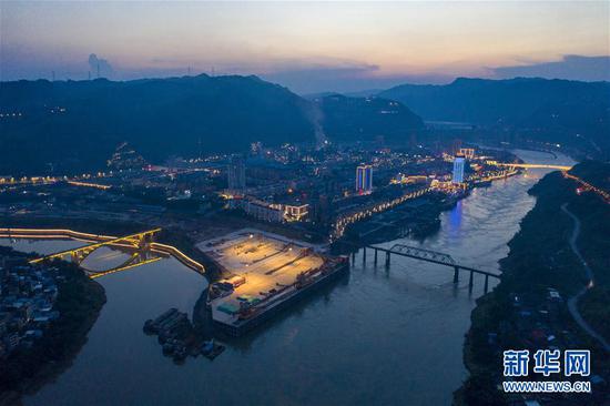 “万里长江第一港”水富港扩能工程稳步推进,建成后将成为云南最大内陆港口和多式联运的枢纽(8月10日摄,无人机照片)。新华社记者 江文耀 摄