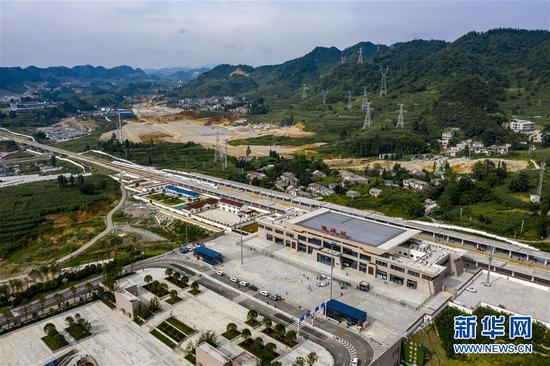 动车组列车驶入成贵高铁镇雄站(8月11日摄,无人机照片)。 新华社记者 江文耀 摄