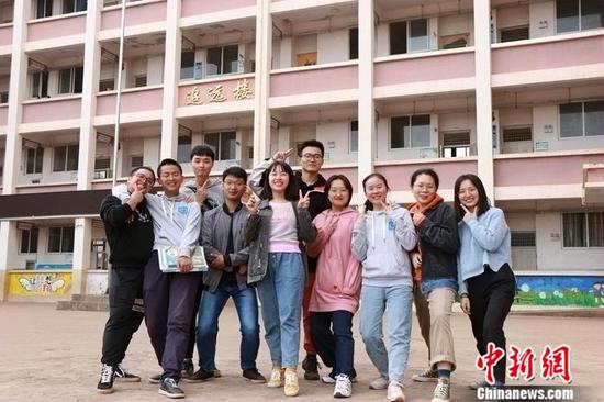 在陈友书校长的带领下,志愿者老师们和本地教师组成了一支团结的队伍