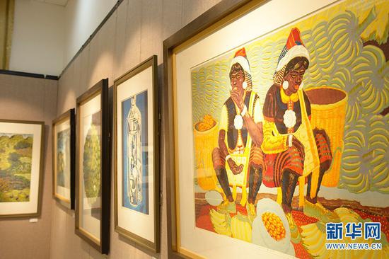 普洱学院绝版木刻精品陈列馆里展示的版画作品(10月13日摄)。新华网 徐华陵 摄