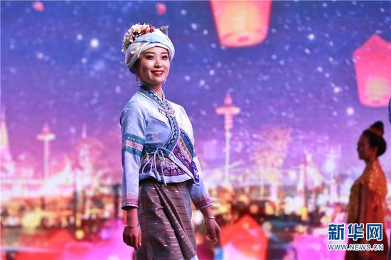 民族服饰走秀(10月30日摄)。新华网 张翼鹏 摄
