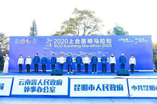 云南省委常委、昆明市委书记、滇中新区党工委书记程连元宣布起跑。