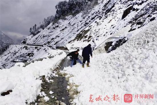 民警冒雪寻找被困驴友
