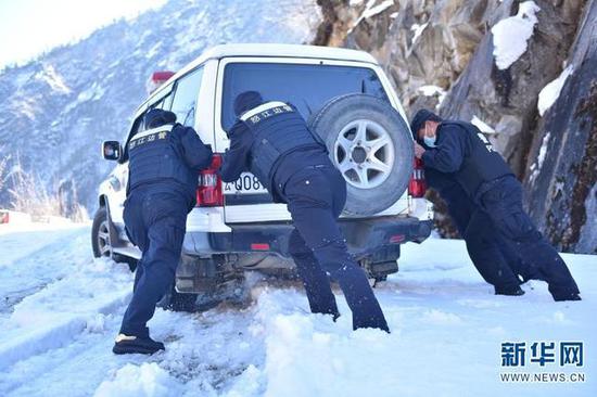 民辅警们在巡逻途中推车。