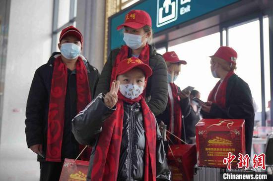 图为外出务工人员带着孩子与行李进入昆明南火车站。 刘冉阳 摄