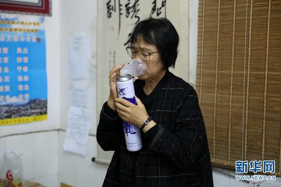 常年过度操劳,让张桂梅疾病缠身。图为盯完学生们课间操后的张桂梅回到办公室吸氧、吃早餐、吃药(2019年10月15日摄)。新华网 丁凝 摄