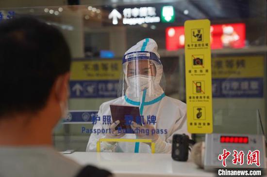 图为检查员对入境旅客进行查验。 昆明边检站供图