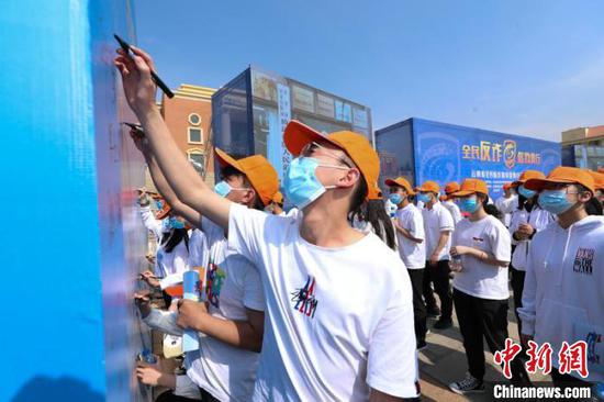 图为全民反诈集中宣传行动启动仪式现场。 罗婕 摄