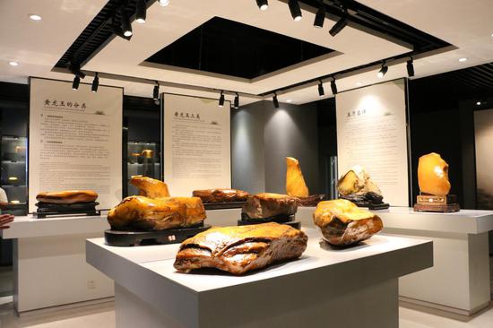 黄龙玉原石展示(王娅男/摄)