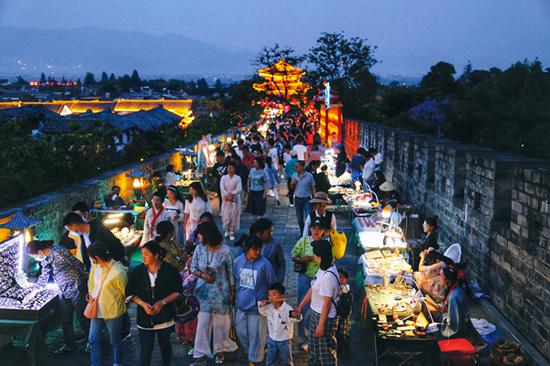 热闹的大理古城夜市