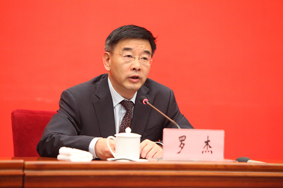 中共云南省委宣传部常务副部长、新闻发言人罗杰发布新闻(记者 赵嘉 摄影)