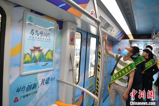 图为志愿者在“生态文明号”地铁专列上 刘冉阳 摄