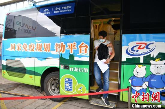 市民接种疫苗后准备前往留观区。