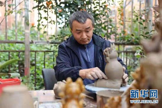 张才在制作瓦猫。受访者供图