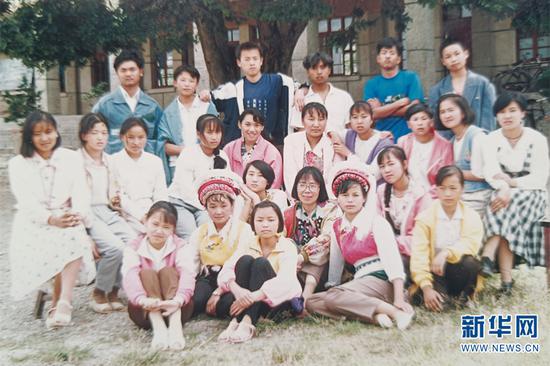 1995年,张桂梅在大理喜洲一中任教,和学生在一起合影(资料图)。新华网发(华坪县融媒体中心 供图)