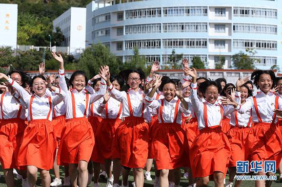 学生们面对镜头欢快地招手(2019年10月17日摄)。新华网 赵普凡 摄