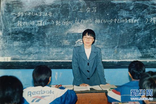 1998年,张桂梅在华坪民中任教,当时她刚做完第二次手术(资料图)。新华网发(华坪县融媒体中心 供图)