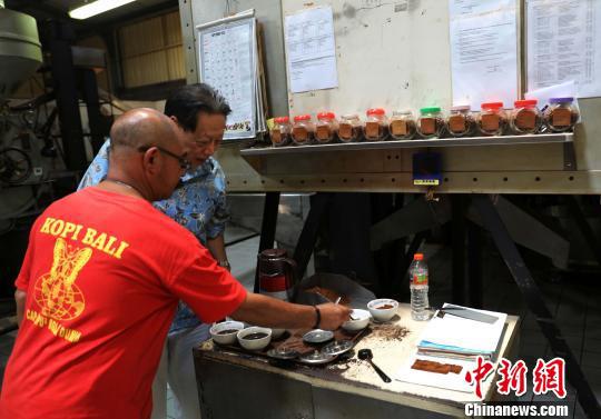 图为数十年经验的拼配师正在区别产品口味。 林永传 摄