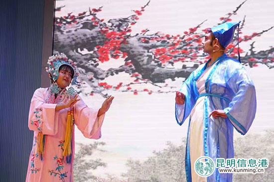麦杜和朱娜表演黄梅戏。供图