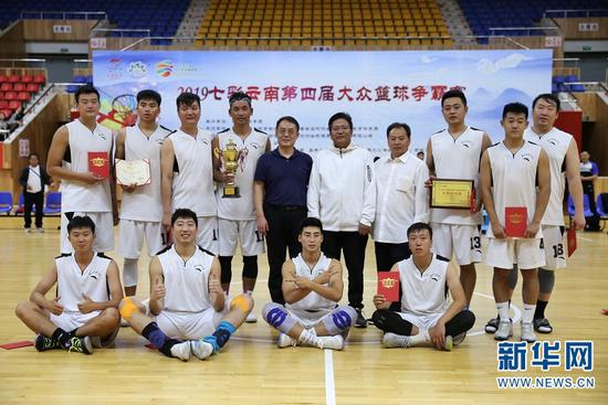 颁奖嘉宾与红河男队合影。新华网 张翼鹏 摄