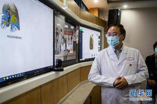 3月2日,昆明医科大学第一附属医院院长王昆华介绍AR/5G互联网三维数字新冠病毒远程会诊系统。新华社记者 胡超 摄