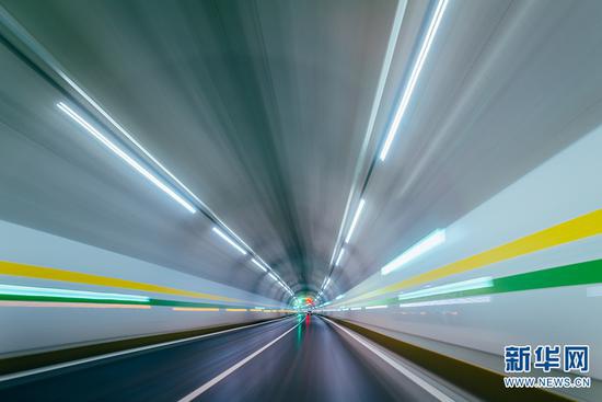 墨临高速公路沿线隧道内部。新华网发 (供图)