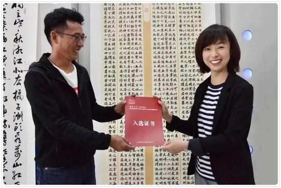 李劲为文学艺术家代表颁发作品入选证书