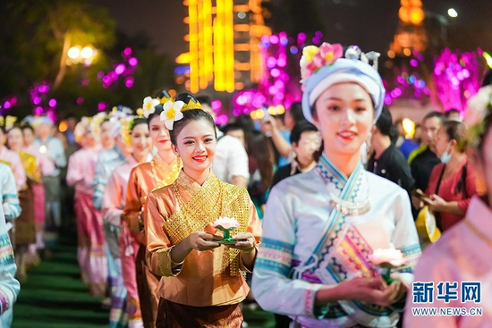 2020西双版纳水灯小姐选美大赛(2020年10月30日摄)。新华网发 (告庄西双景 供图)