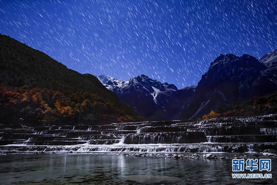 2021年12月13日夜间在云南省丽江市玉龙雪山脚下拍摄的星轨（堆栈照片）。新华社记者 江文耀 摄