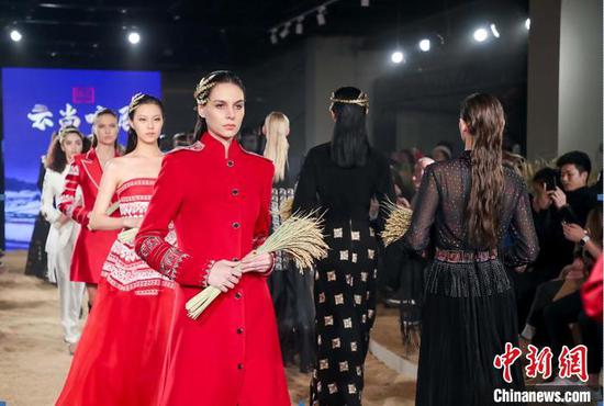 “中国国际时装周EVE CINA主题发布会——‘云尚哈尼’云南元阳民族文化时尚秀”10月28日晚在北京依文城堡举行。供图