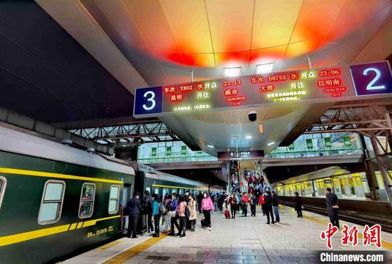 图为游客搭乘云南首趟春游专列。 杨航 摄