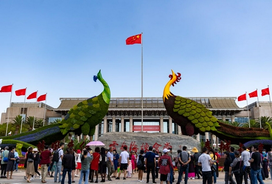 ↑10月2日,人们在昆明市海埂会堂前游玩。新华社记者 陈欣波 摄