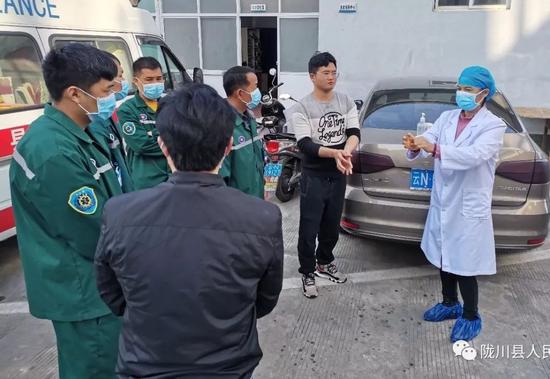 大家纷纷利用休息时间学习防护知识