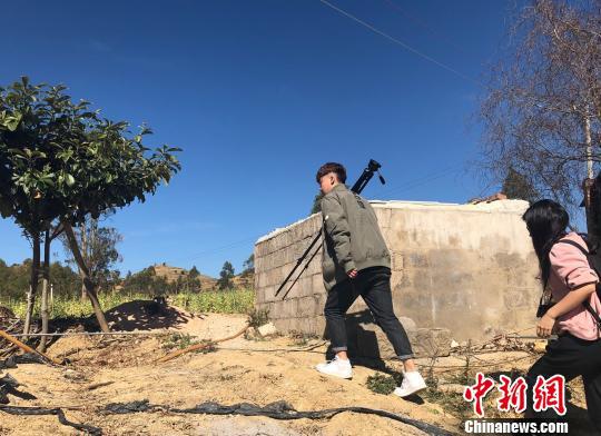 图为拍摄小组在前往村民家的路上 杨钏杰 摄