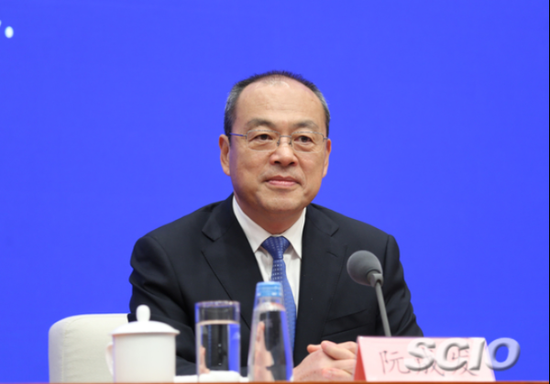 云南省委副书记、云南省人民政府省长阮成发答记者问。张馨 摄