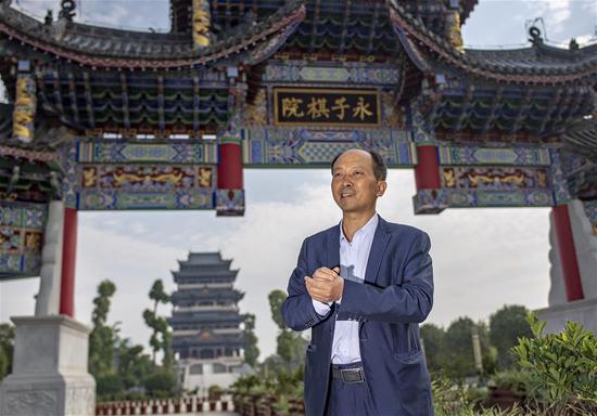 李国伟在位于云南省保山市的永子棋院介绍当地围棋文化发展情况(5月12日摄)。