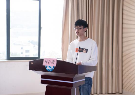 毕业生代表发言 通讯员冯靖凯/摄