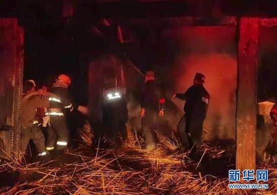 2月14日,消防人员在云南翁丁老寨火灾现场扑救。新华社发