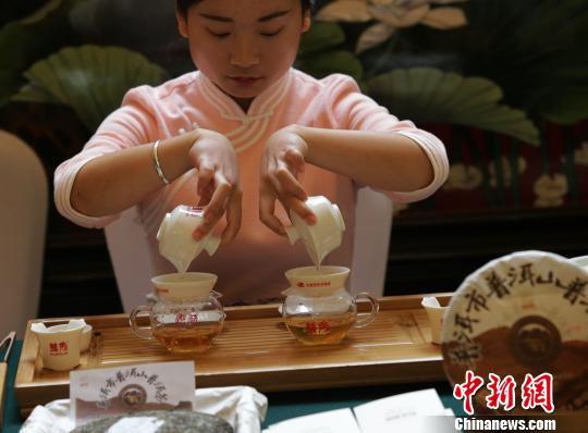 图为新闻发布会现场的茶艺表演。 钟欣 摄
