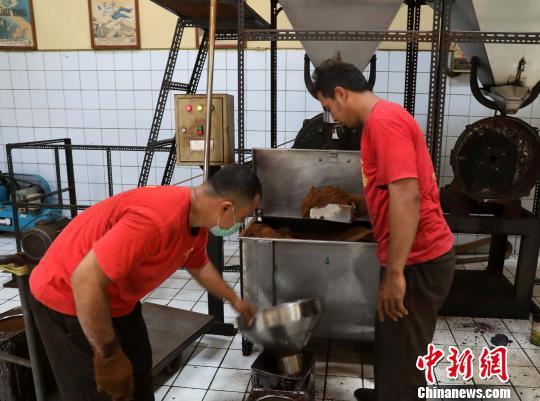 图为工人正在磨制咖啡粉。林永传 摄